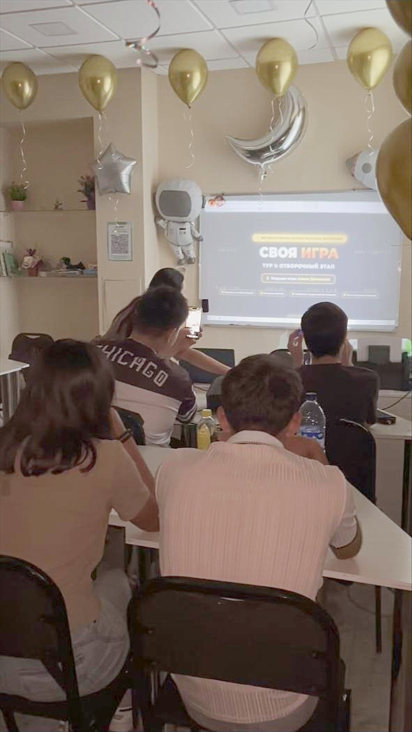 Участники смотрят на экран «Своя игра»